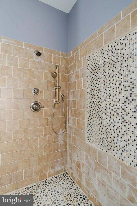 CHARLES VILLAGE - Residential Lease