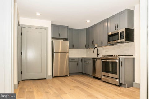 Townhouse For Rent - 327 S 16th Street #3R<br/> PHILADELPHIA, PA 19102