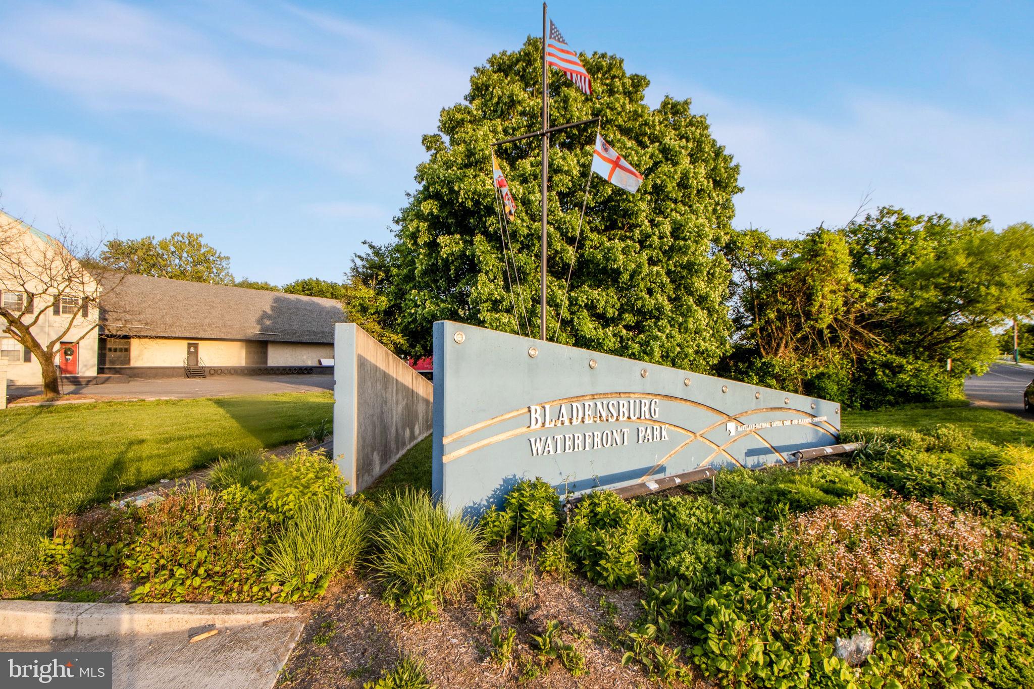 COLMAR MANOR - Residential