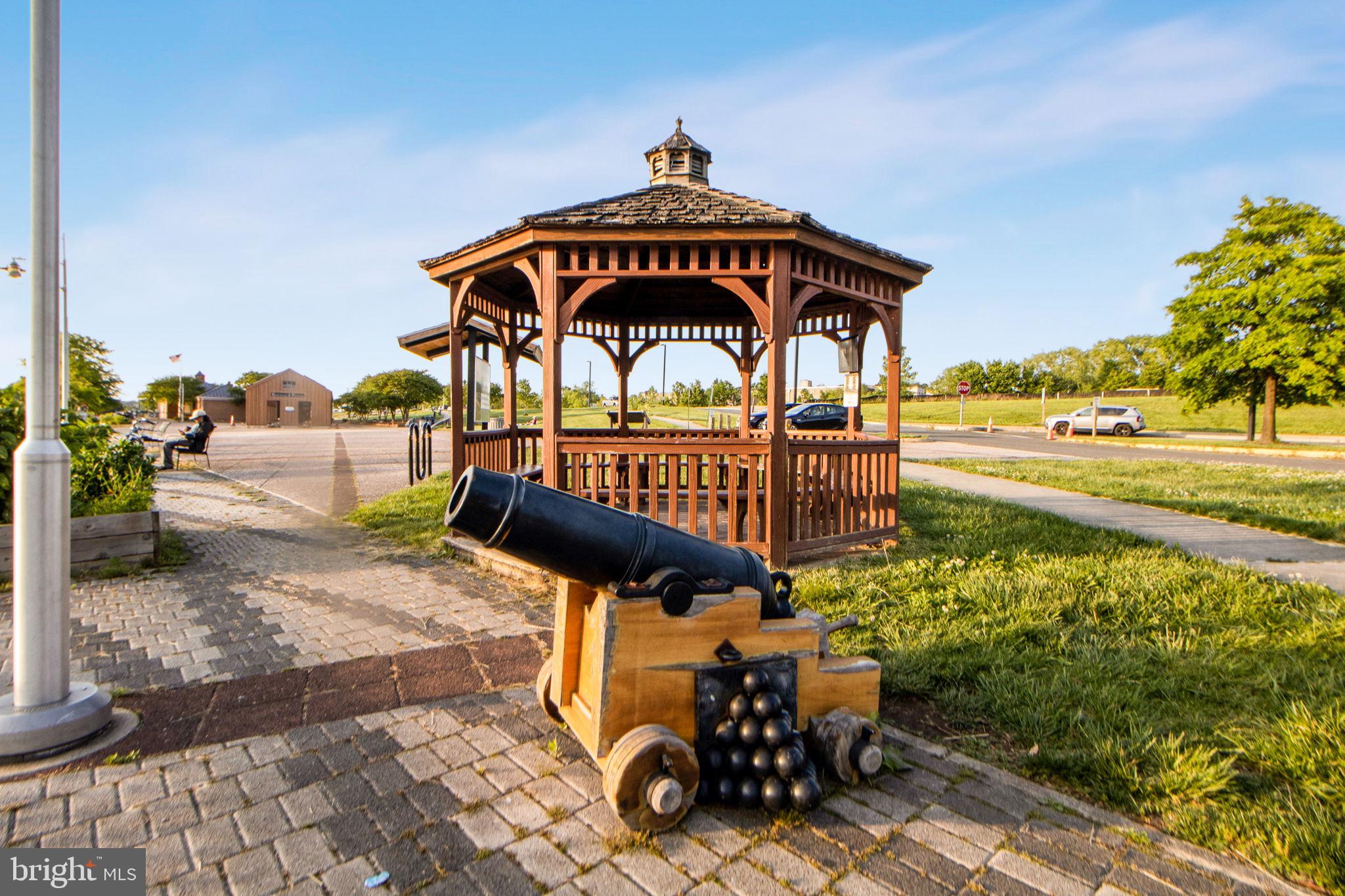 COLMAR MANOR - Residential
