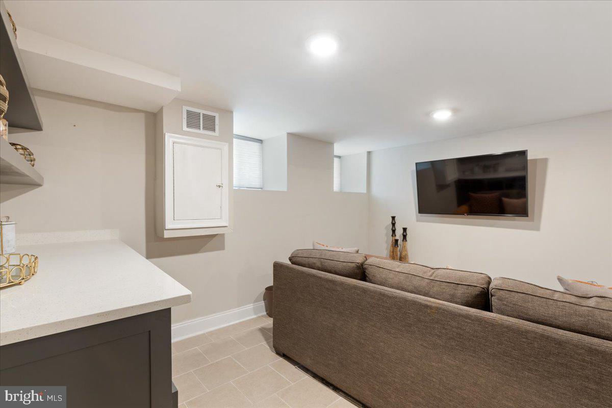 BROADWAY EAST - Residential Lease