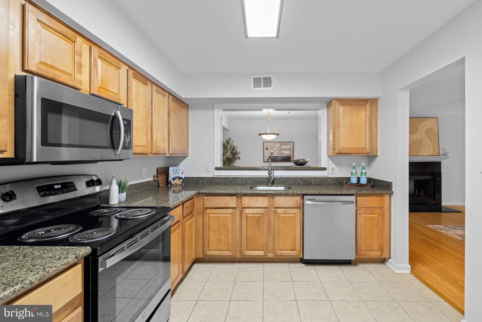 FOUR WINDS AT OAKTON - Residential