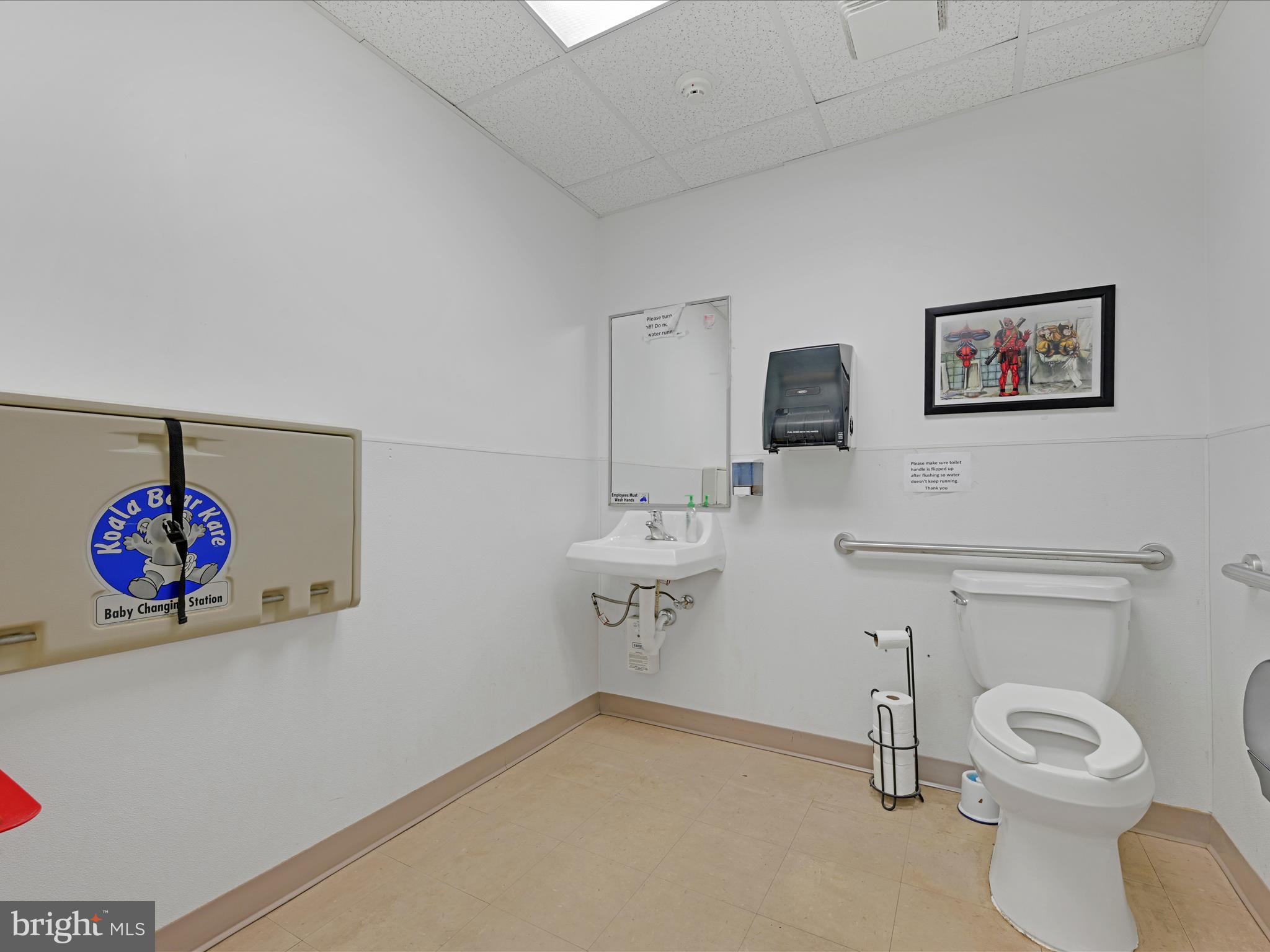 Main image without alt text