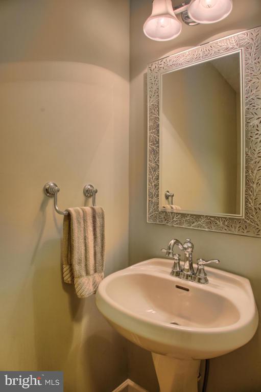 KINGS POINTE - Residential