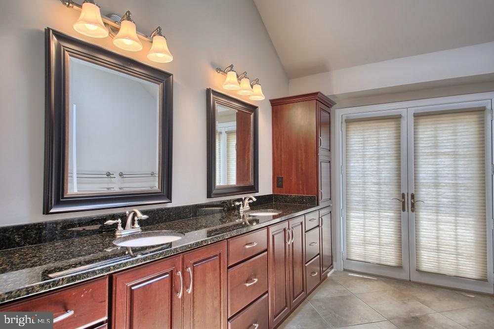 KINGS POINTE - Residential