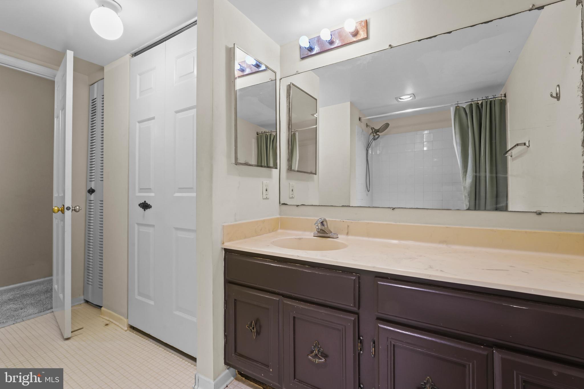 THE COLONIES - Residential