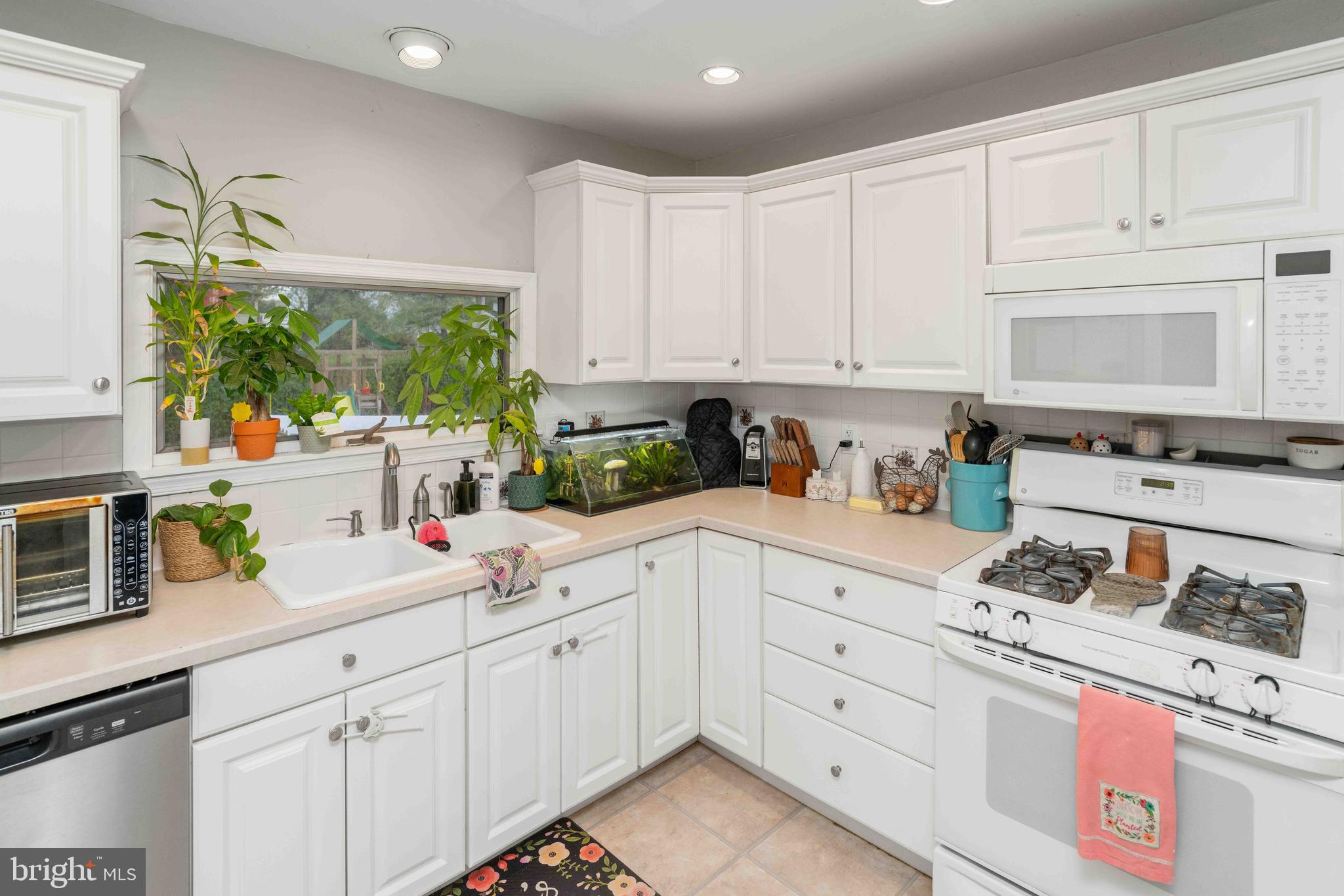 DELMONT MANOR - Residential