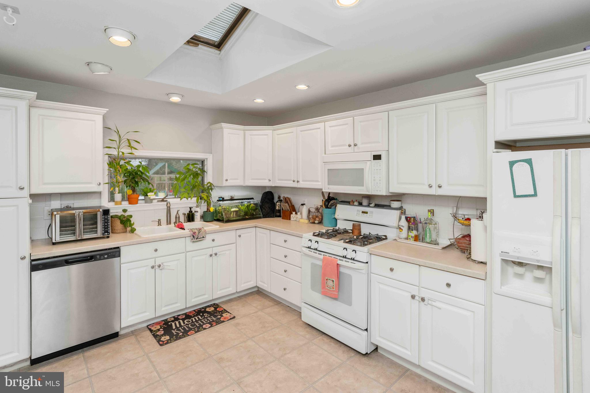 DELMONT MANOR - Residential