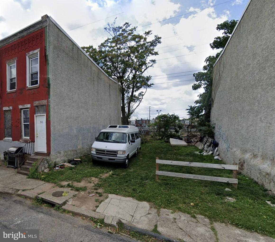 Vacant RSA-5 lot for sale. The dimensions of the lot are 14 x 48 and it is 674 sqft.