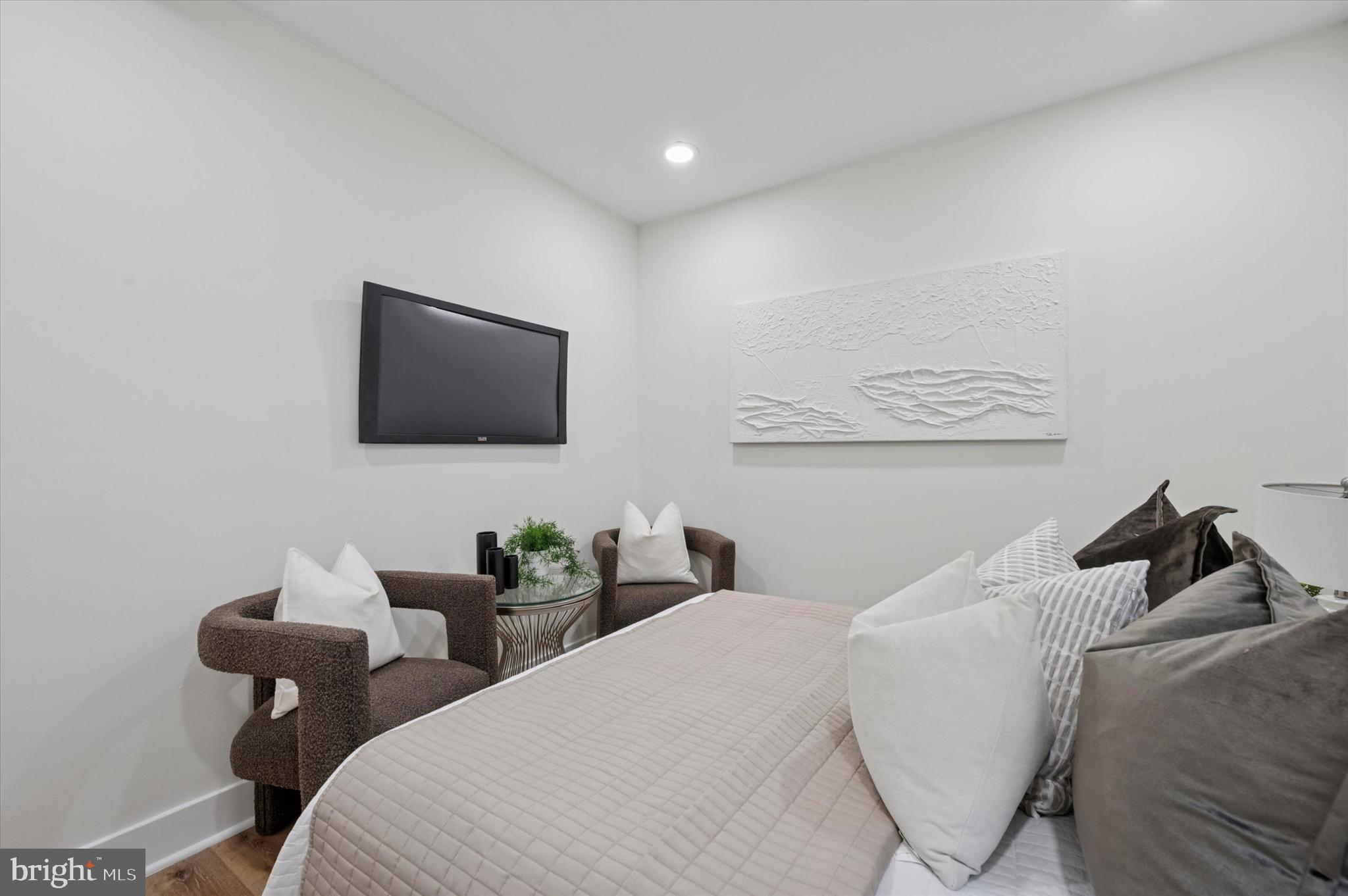 POINT BREEZE - Residential Income