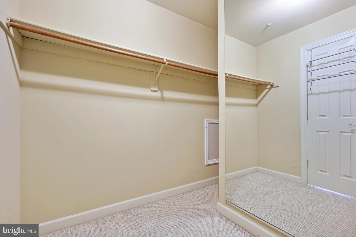 WILLOWS OF POTOMAC - Residential Lease