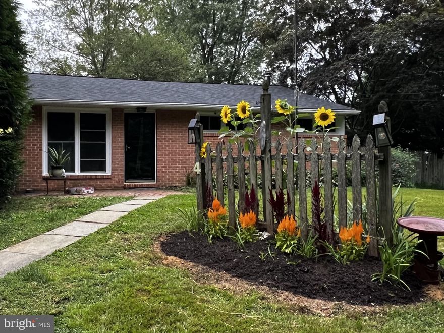 Move-in ready in Unionville–Chadds Ford School
District—priced under $500,000. This hillside ranch makes first-floor living easy with a new
kitchen (granite, gas cooking, new appliances), new flooring, and a 1-year-old roof. Bright
living/dining areas freshly painted, open to a large deck overlooking a fenced backyard. The
main level offers 3 bedrooms and 1 full bath. The walk-out lower level ( 750 sq ft) provides
flexible space for a future family room, studio, or gym and includes a new half bath, as well
as interior access to the attached garage ( 300 sq ft). Comfort upgrades include natural gas
(for heating, hot water/cooking) and central air conditioning. Enjoy the convenience of
Walkable Chadds Ford—minutes to Longwood Gardens, Brandywine River Museum, Hank’s
Place, Brandywine Battlefield, to name a few area attractions of the Brandywine Valley.
Chadds Ford Winery and Pennsbury Township Park, which has approximately 66 acres of
walking/jogging trails, dog parks for large and small dogs, are located across Route 1, just
minutes away. The new Wawa Station is 9.3 miles north on Rt. 1, and the Amtrak Station in
Wilmington is only 12.4 miles away. Located in a highly desirable destination community
surrounded by historic and cultural attractions, top-rated wineries, and the beauty of the
Brandywine Valley, this home would also make a good investment property.