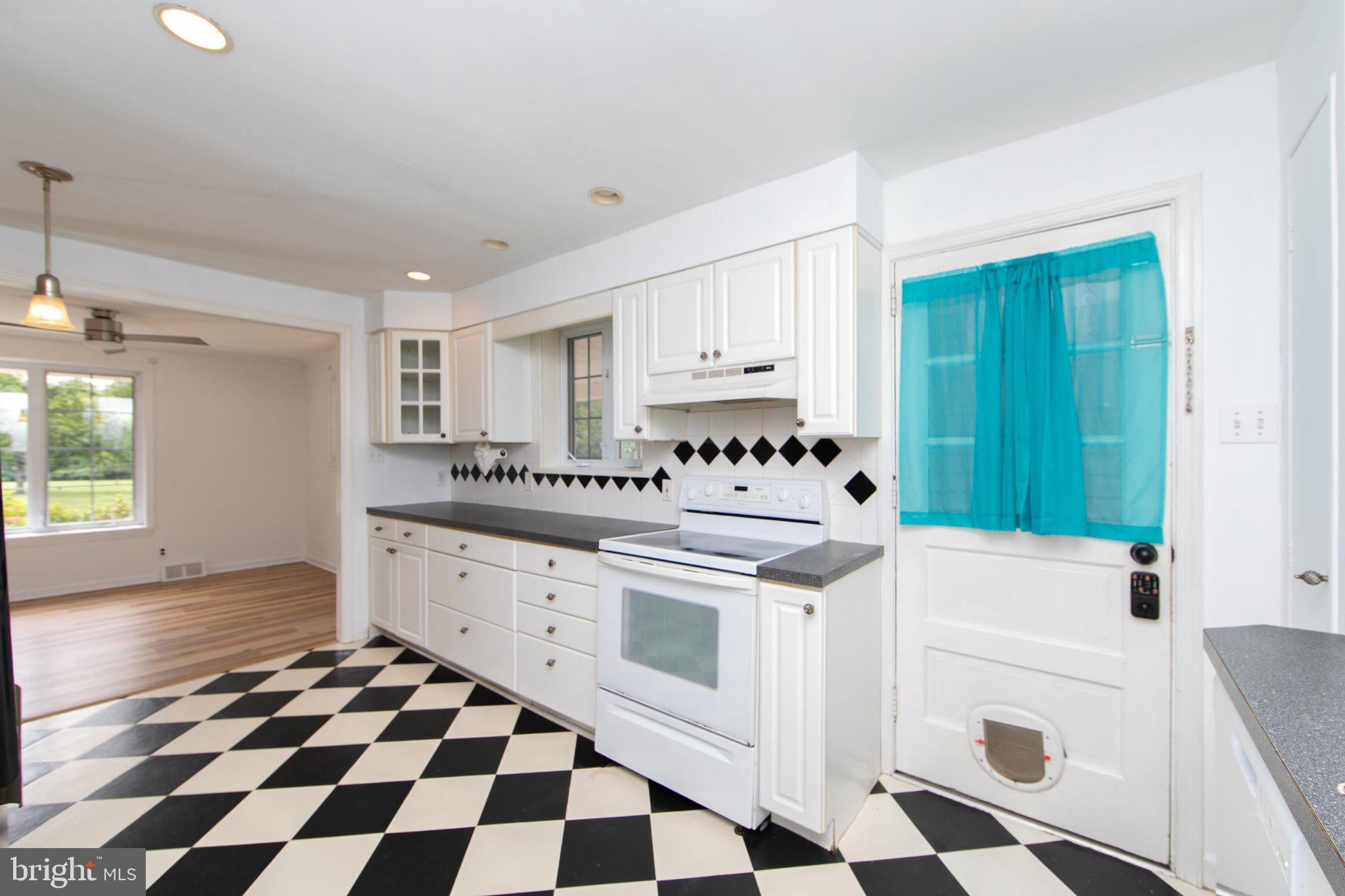 1137 LAKESHORE DRIVE