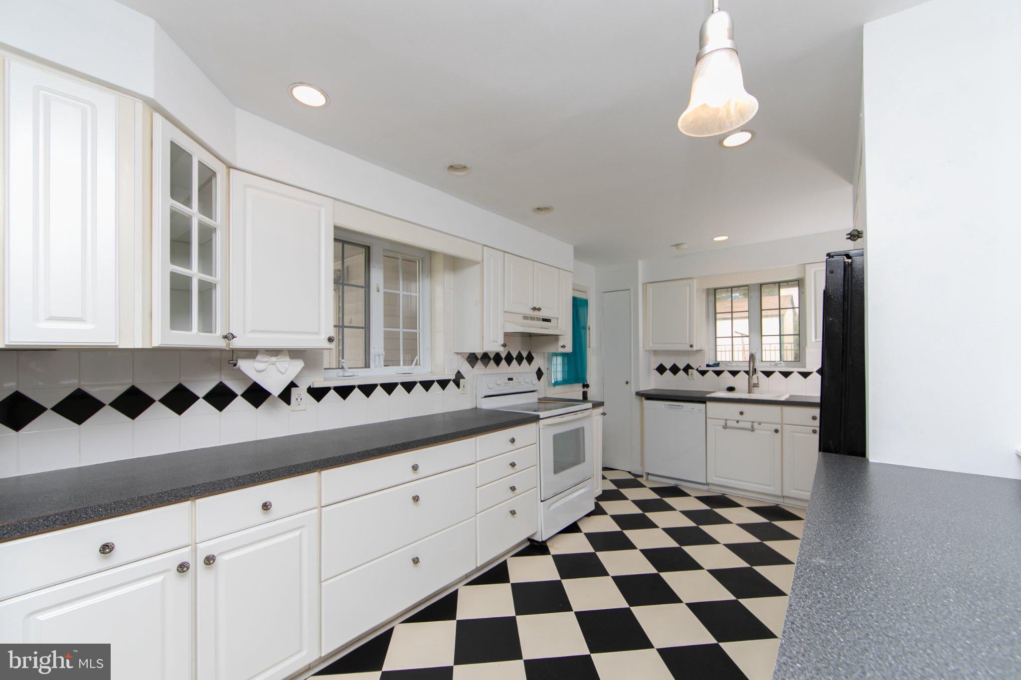 1137 LAKESHORE DRIVE
