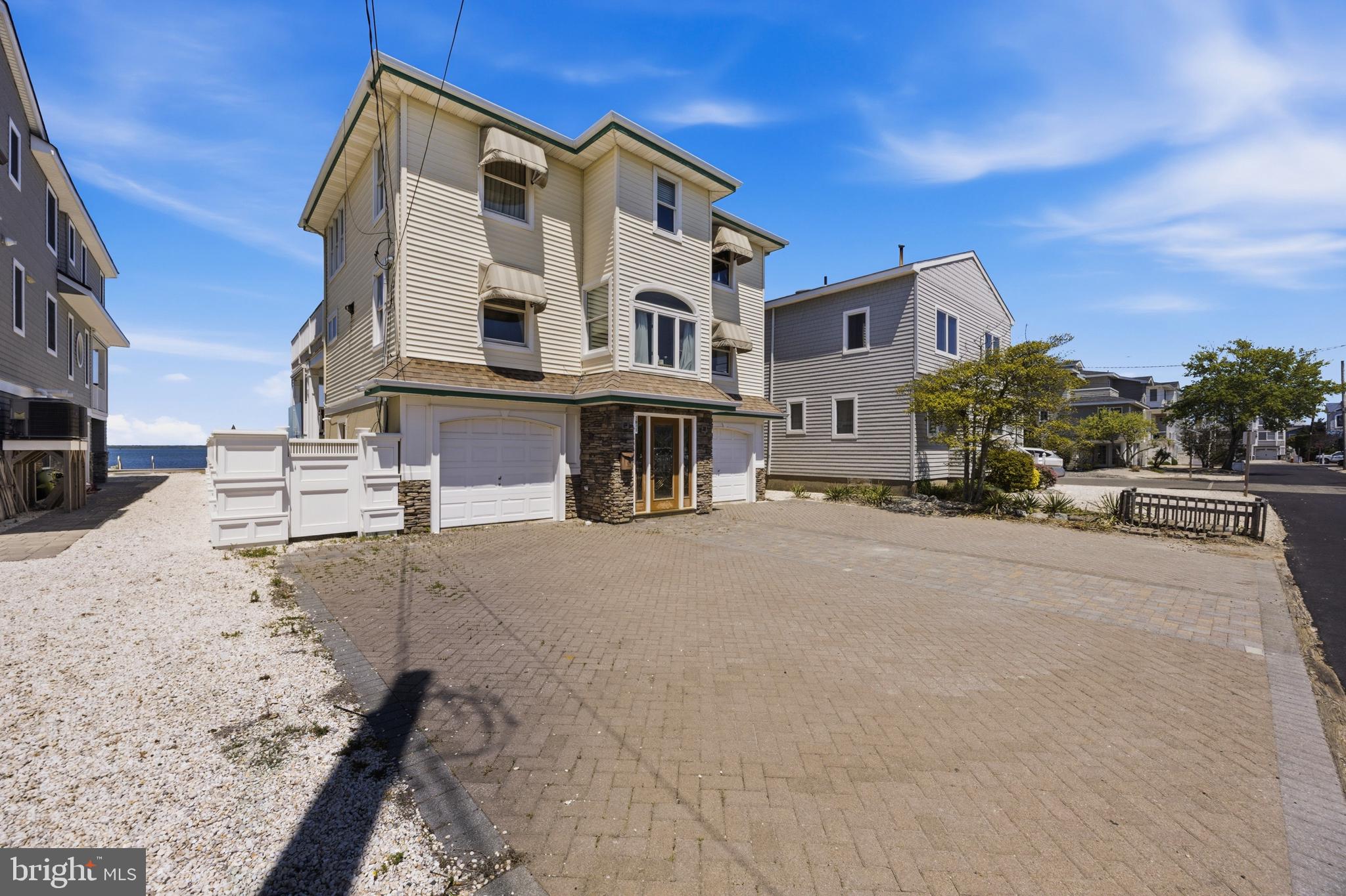 2011 SUNSET AVENUE