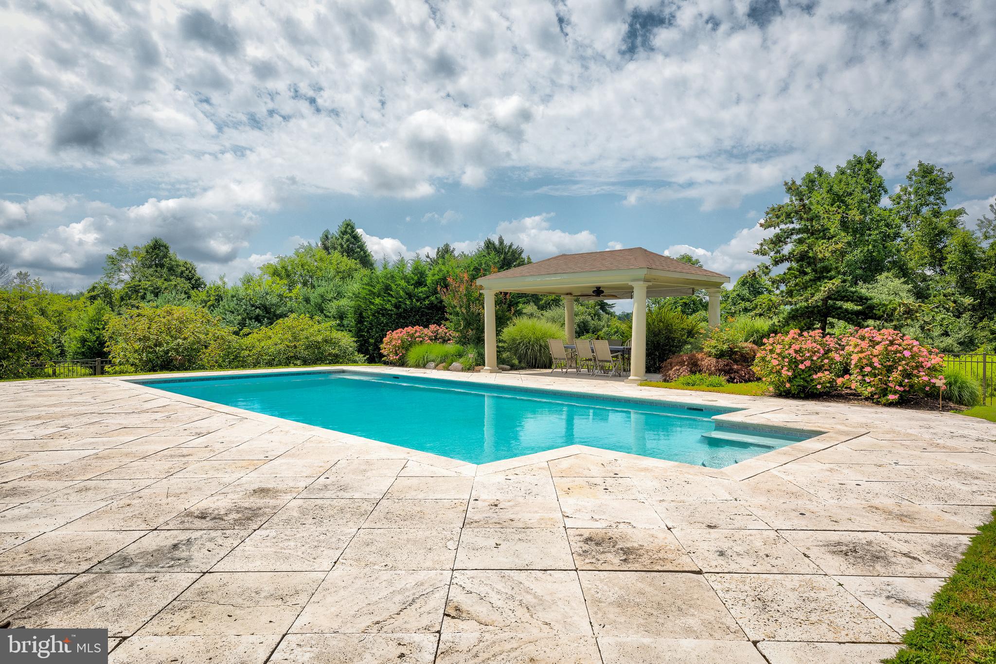 WHITE GATE - Residential