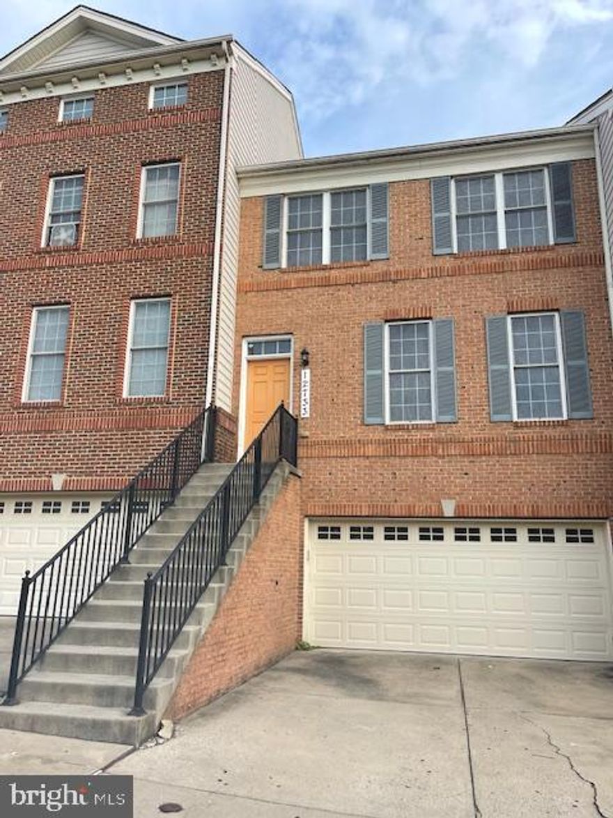 SPACIOUS TH IN CLARKSBURG HEIGHTS.HARDWOOD FLOORS ON MAIL LEVEL.FAMILY ROOM OFF THE KITCHEN THAT LEADS TO TREK DECK.
FINISHED BASEMENT WITH BATH. MASTER BEDROOM HAS CATHEDRAL CEILINGS  AND  MASTER BATHROOM WITH SOAKING TUB. 
FRESH PAINT THROUGHOUT AND NEW CARPET
CLOSE TO RESTUARANTS, SHOPING AND TRANSPORTATION