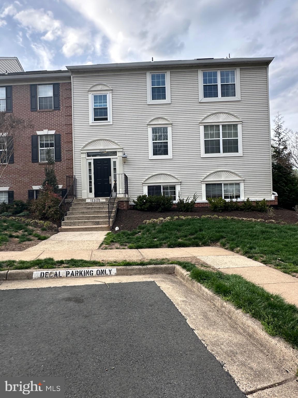 NEW< NEW NEW & a great Country Club lifestyle WITHOUT the exorbitant price tag and all of this in Northern Virginia! Need great schools? This home is serviced by Oakton High, Franklin Middle and Waples Mill Elementary. So many features and benefits it will absolutely astonish you. You will see the value in the super affordable condo fee. You might even wonder how can they keep it so low and that’s because you have an ONSITE community leadership here that cares about its residents. The value per square feet is just remarkable. Don’t hesitate to reach out to a Realtor today to tour this beautiful property! When you step into your future home, the calming colors of the Outer Banks washes over you as your eyes gaze upon beautiful view through your glass patio door...so calming. This home has been lovingly, renovated and ready for you to start your new life in this wonderful atmosphere. Nothing to do but enjoy! You’ll be proud to own this home and happy to live in this community.