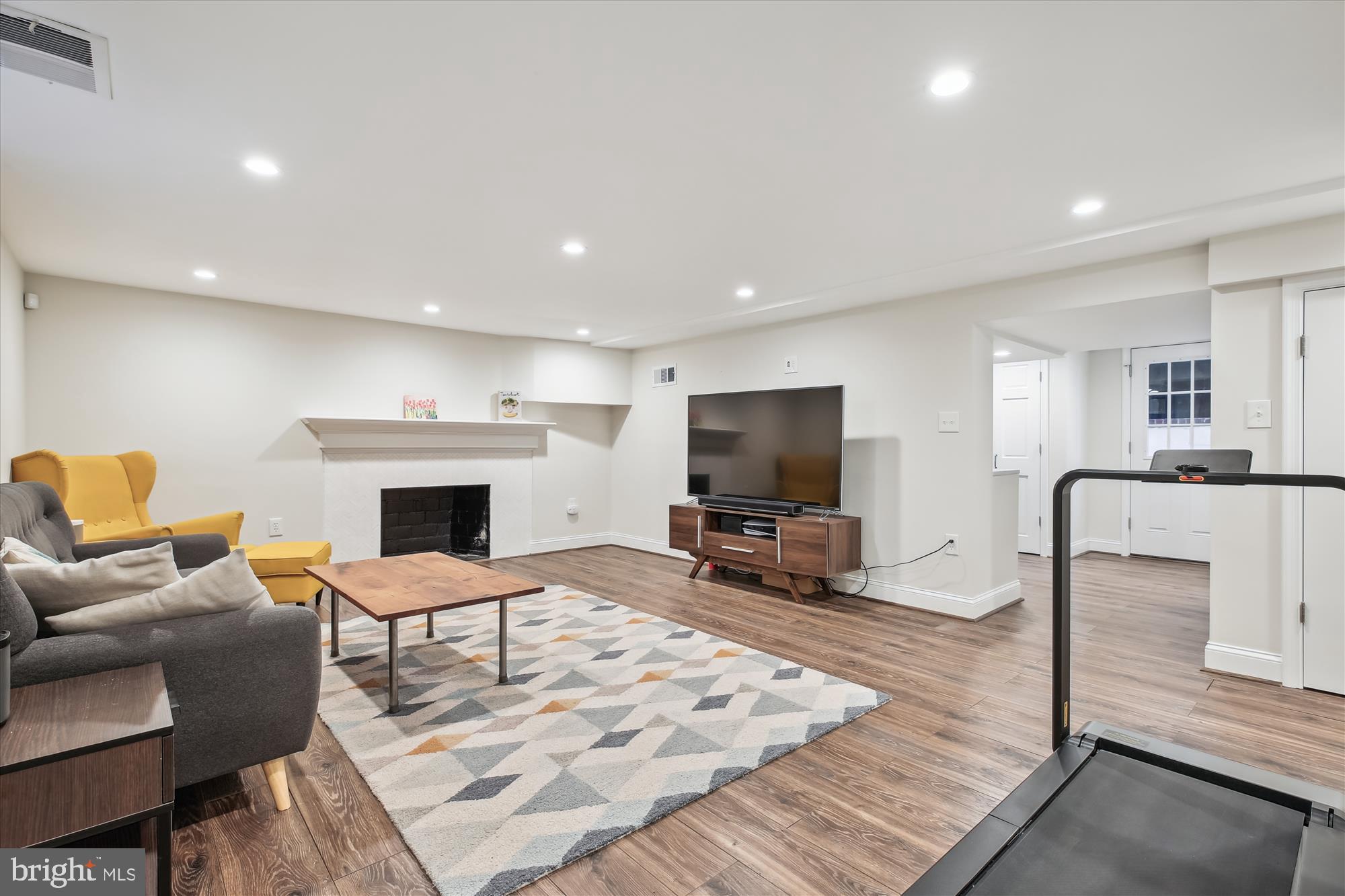 GLENBROOK KNOLLS - Residential Lease