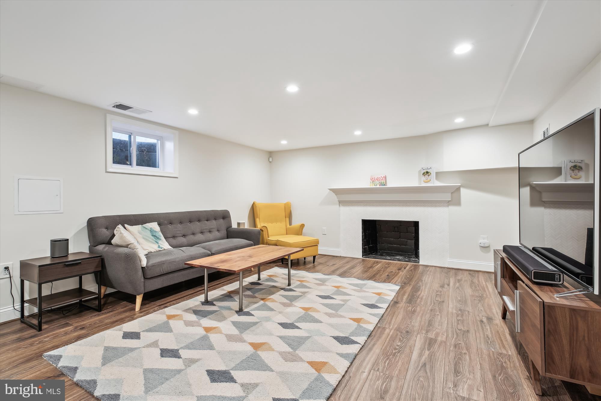 GLENBROOK KNOLLS - Residential Lease