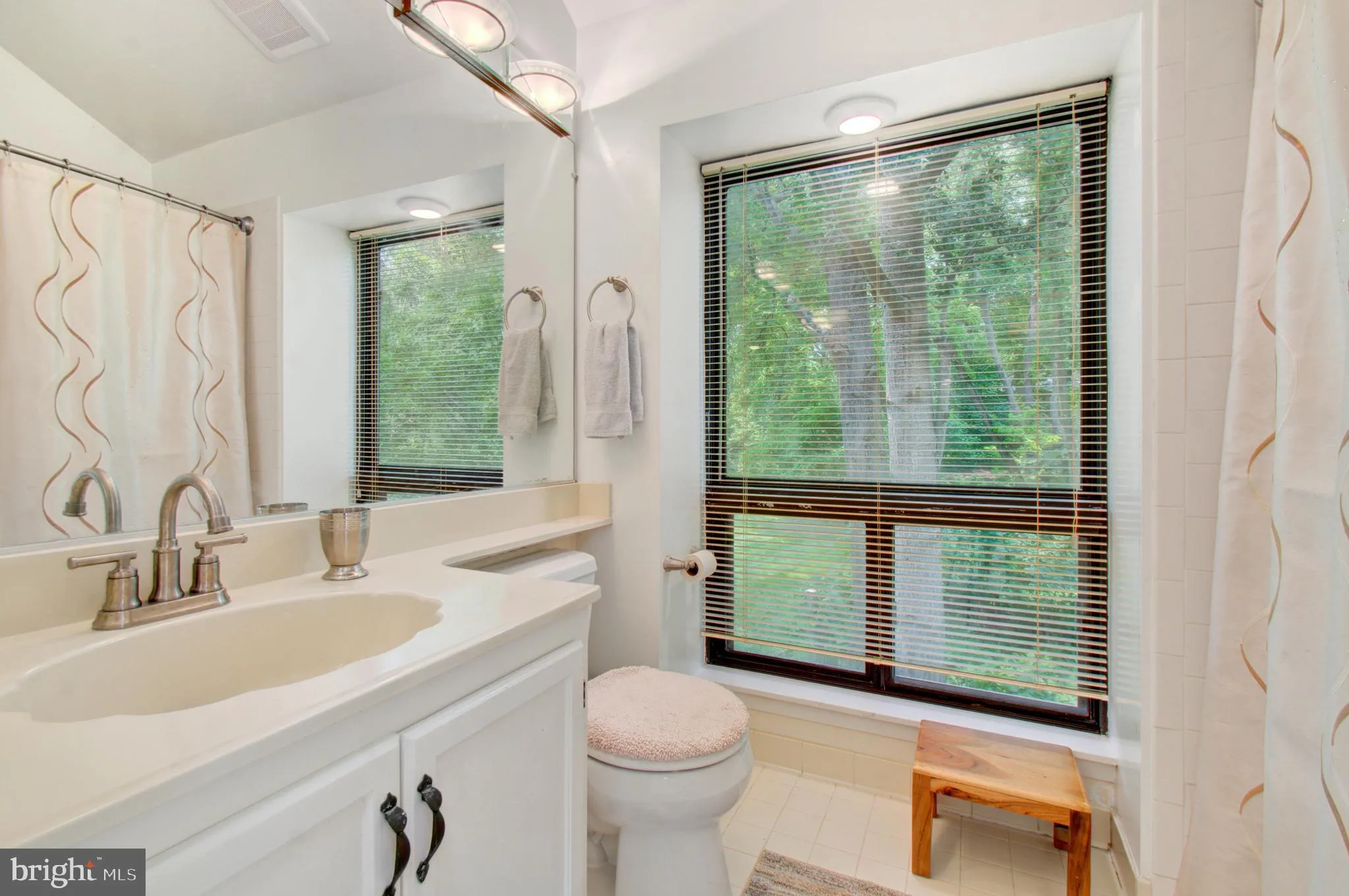 Oakton, Virginia 22124, United States, 4 Bedrooms Bedrooms, ,4 BathroomsBathrooms,Residential,Pending,137651