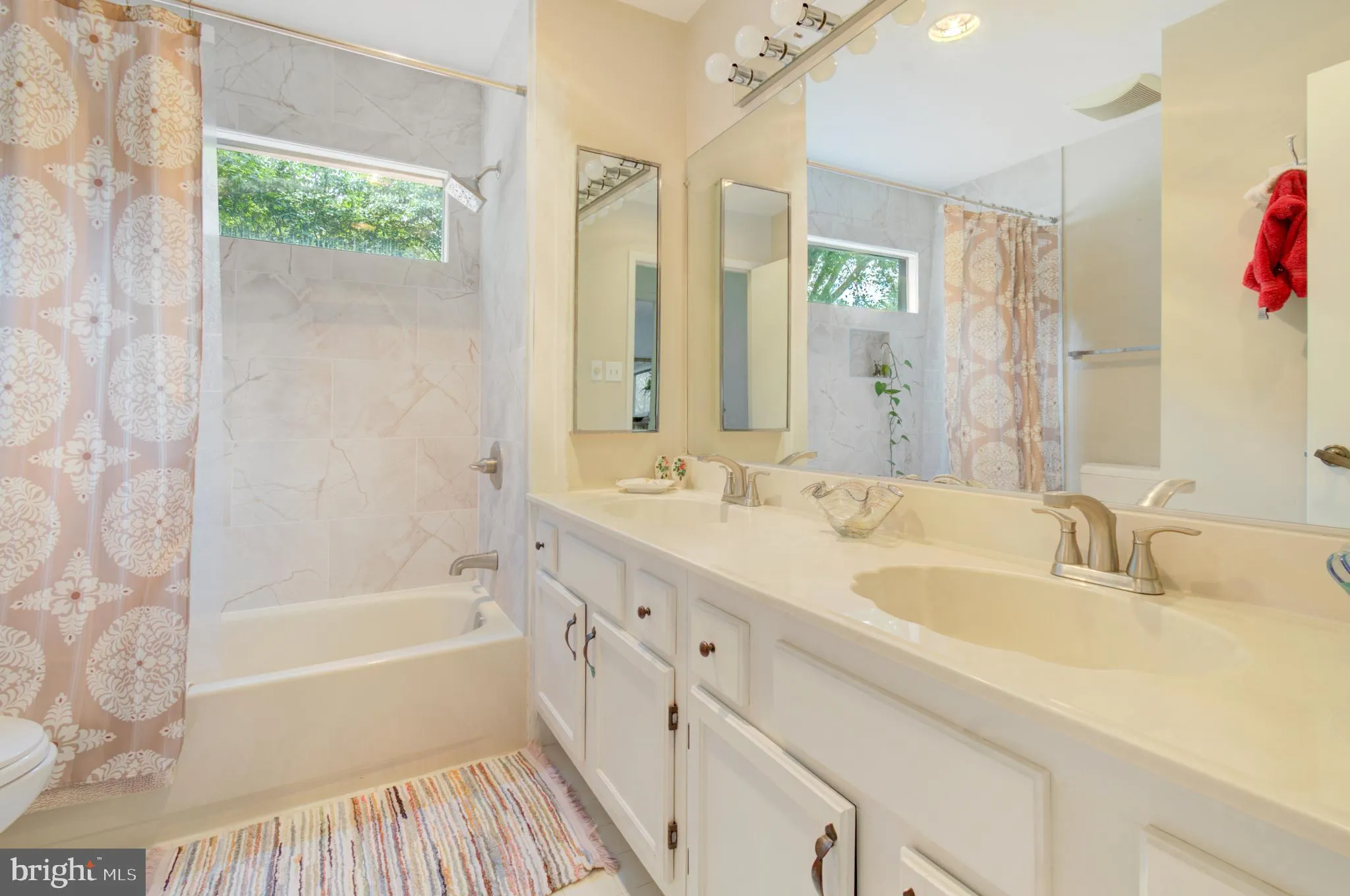 Oakton, Virginia 22124, United States, 4 Bedrooms Bedrooms, ,4 BathroomsBathrooms,Residential,Pending,137651