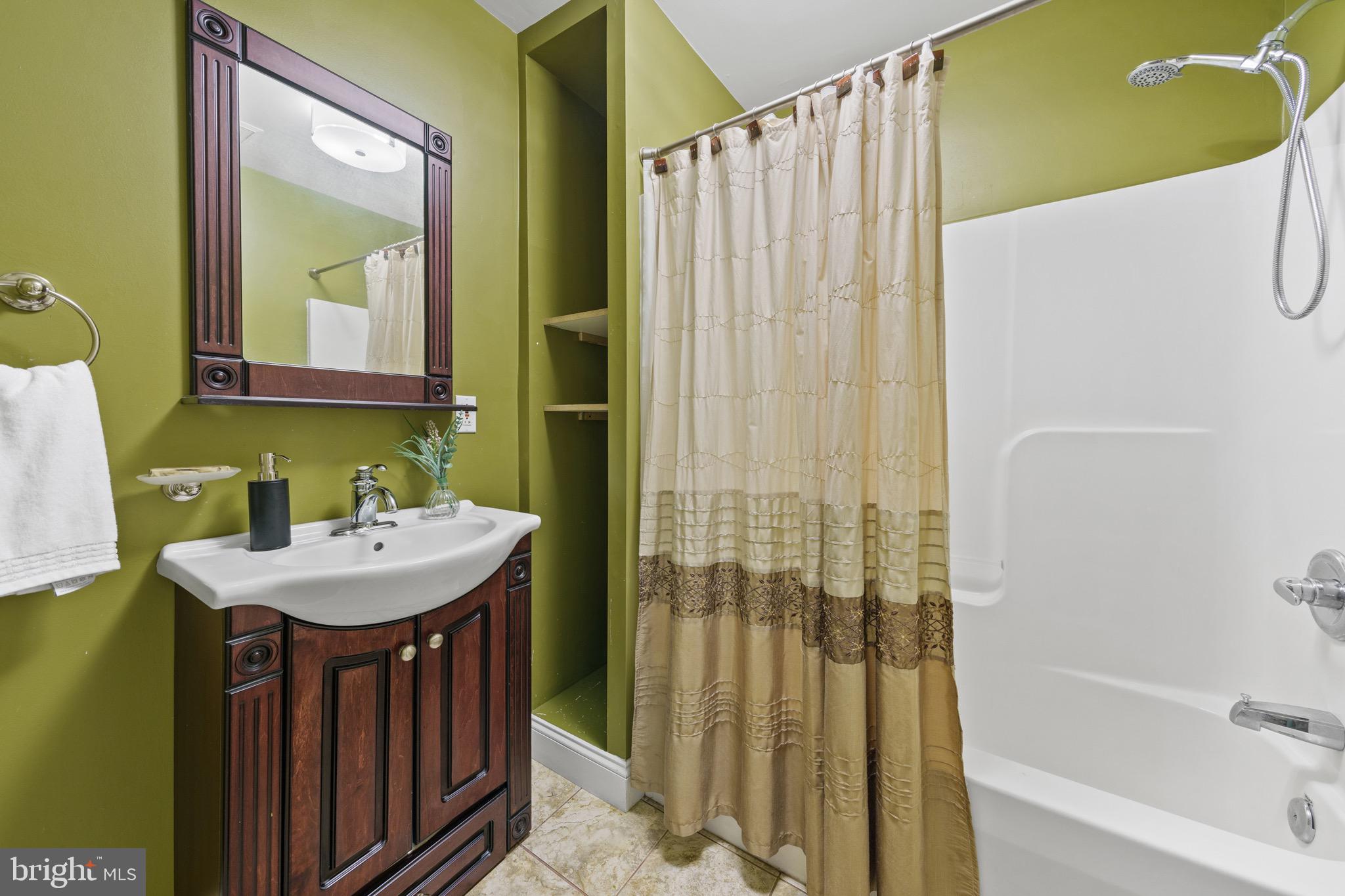 GOLDEN BEACH - Residential