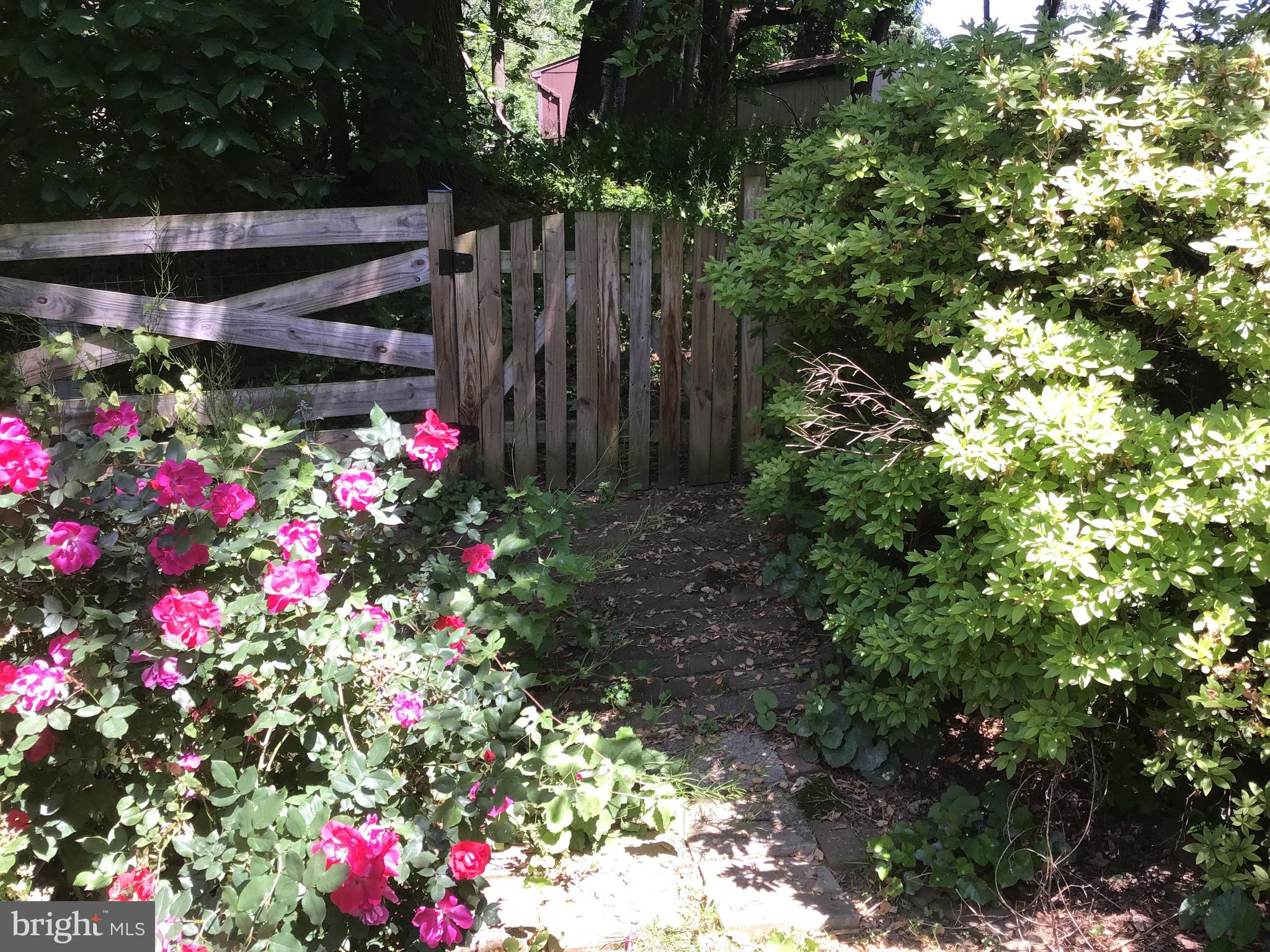 SEVEN COURTS - Residential