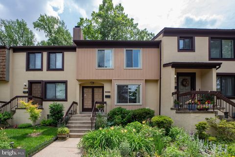 Photo of 10610 Muirfield Drive, POTOMAC, MD 20854 (MLS # MDMC2183318)