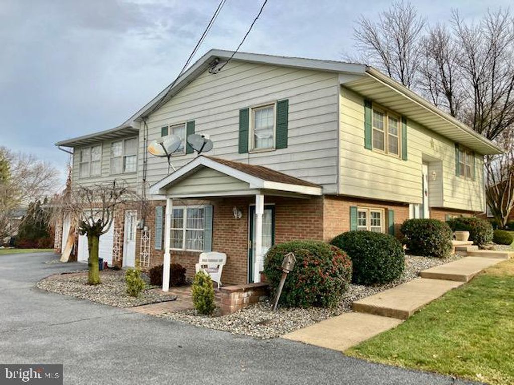 Photo of 925 E MAIN ST, NEW HOLLAND, PA 17557 (MLS # PALA2028802)