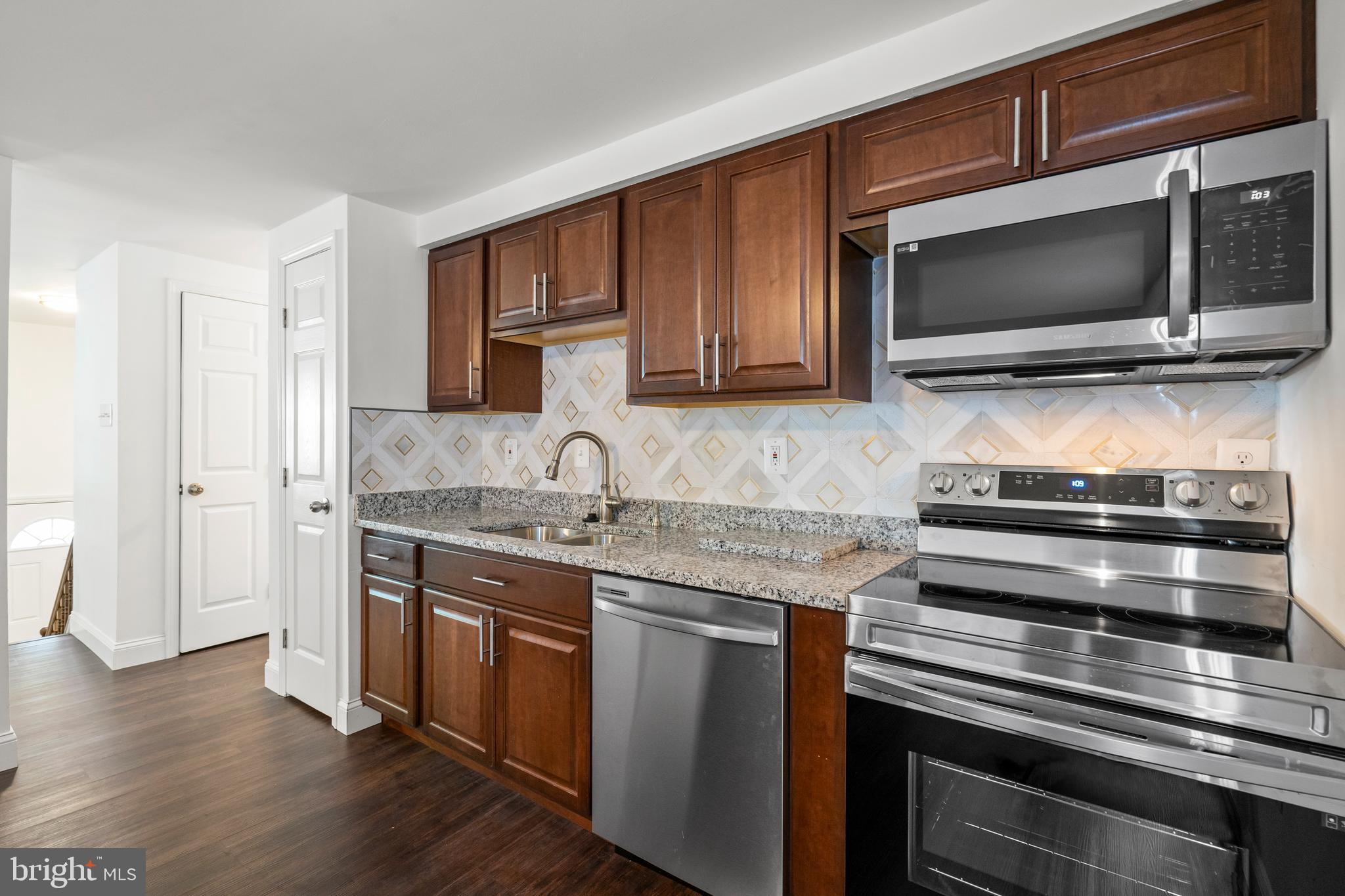 CLINTON WOODS - Residential