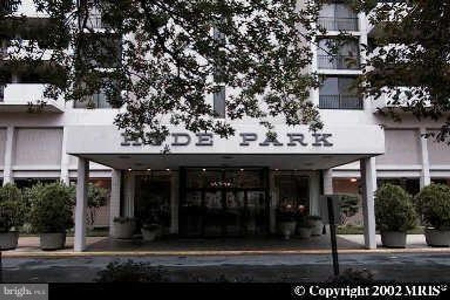 2 BEDROOM 2 BATH CORNER UNIT. BEAUTIFUL VIEW FROM THIS CORONER UNIT.  ALL UTILITIES INCLUDED.  CLOSE TO METRO AND BALLSTON COMMONS.   ONE BLOCK FROM HARRIS TEETER.  GARAGE PARKING AVAILABLE FOR ADDITIONAL FEE.  SECURE BUILDING WITH BEAUTIFUL LOBBY AND FRONT DESK, POOL, PARK AND COMMUNITY GARDEN.  AVAILABLE MAY 1.