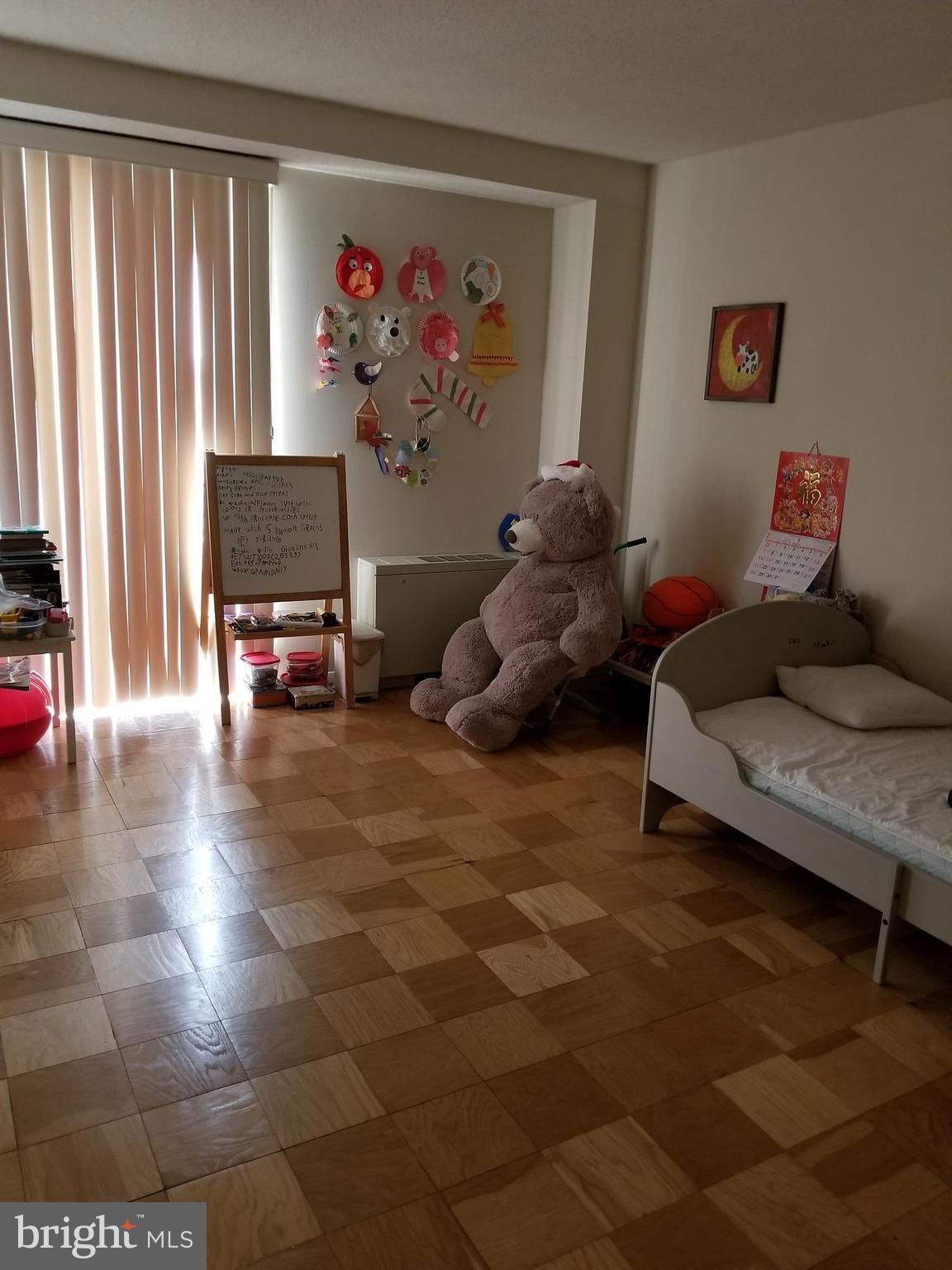 HYDE PARK - Residential Lease