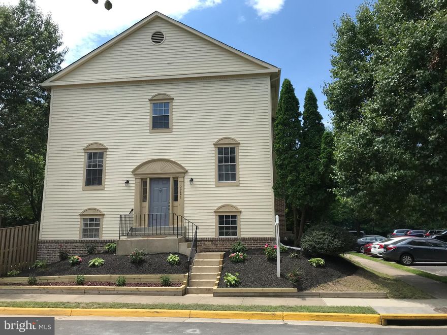 Spacious End Unit. 4 bedrooms 3 1/2 bathrooms. New Carpet, New Granite Counter Top, New Paint, Master Bed w/ Master Bath and Walk in Closet, Nice Patio and Yard off the Walkout Basement   located a couple blocks from Jefferson Hwy/Rt1. Convenient to grocery stores. Bus stops not too far from Huntington