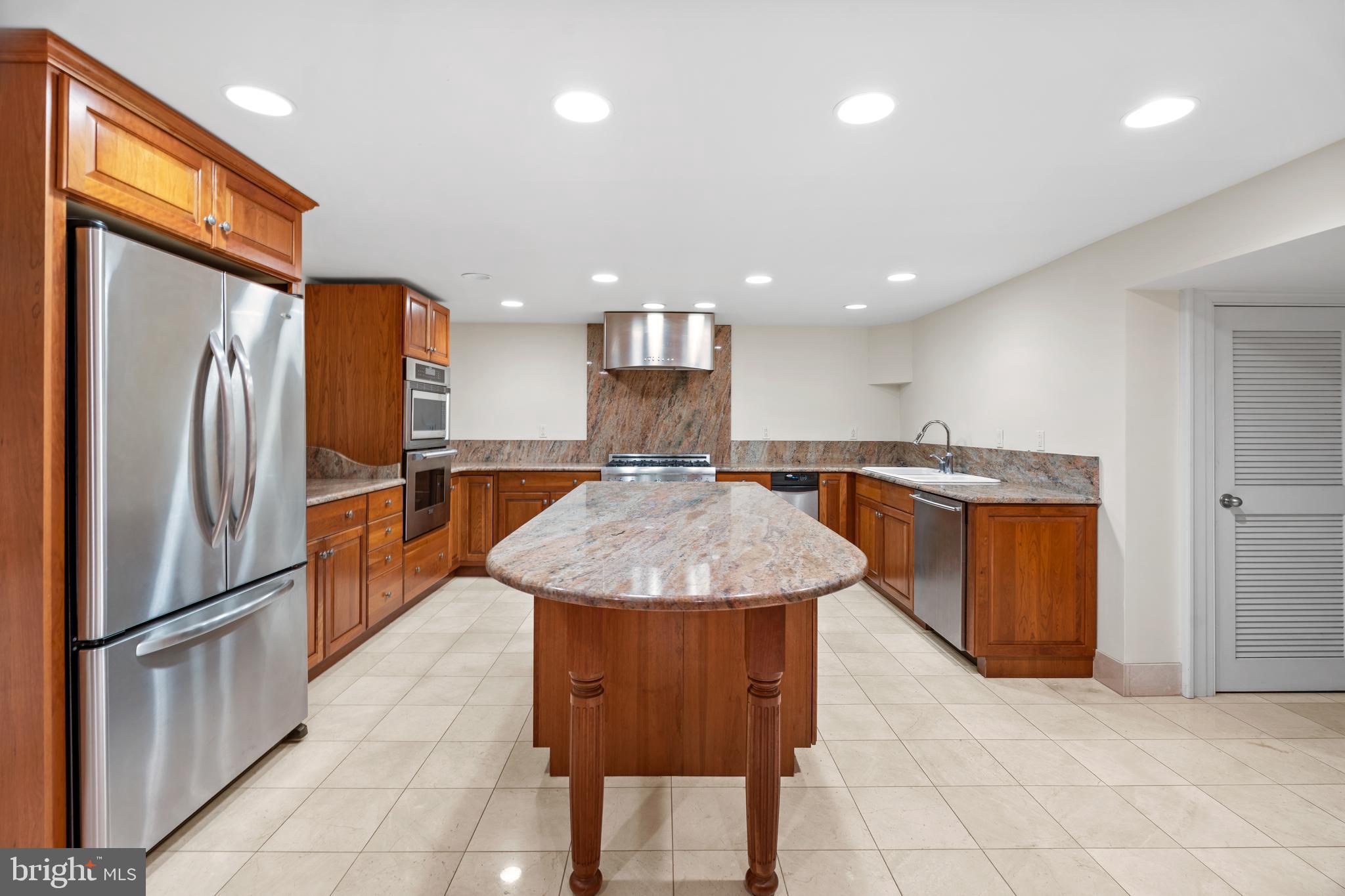 2201 GREEN STREET 05 1L