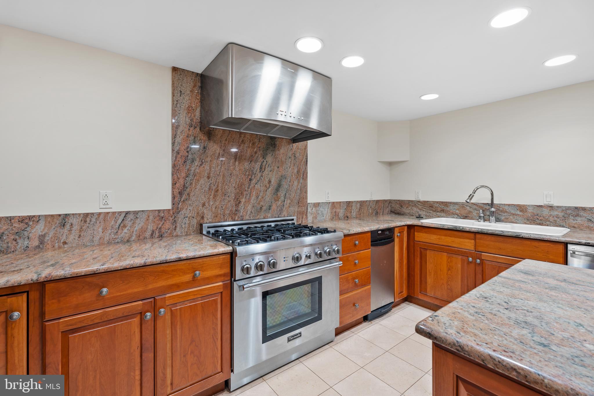 2201 GREEN STREET 05 1L