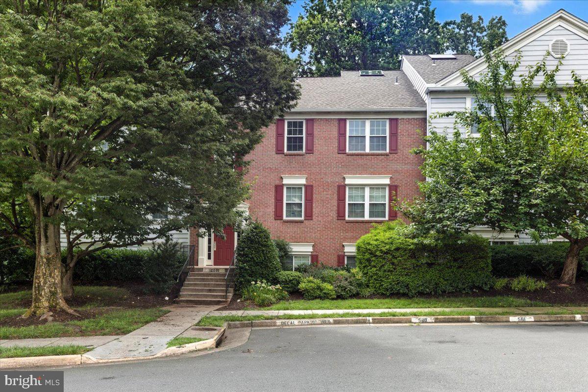 PENDERBROOK SQUARE CONDOMINIUMS - Residential