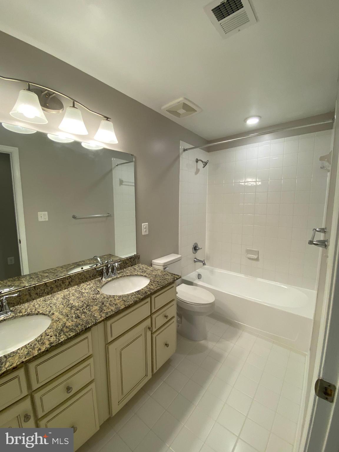 ESTATES AT LEE'S PARKE - Residential Lease