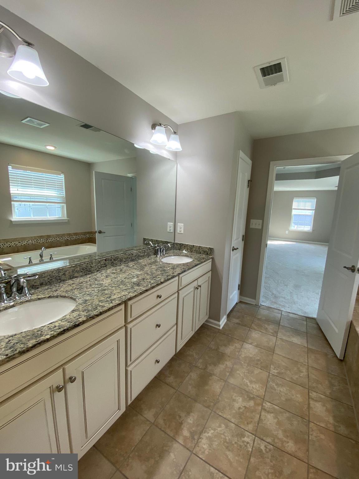 ESTATES AT LEE'S PARKE - Residential Lease