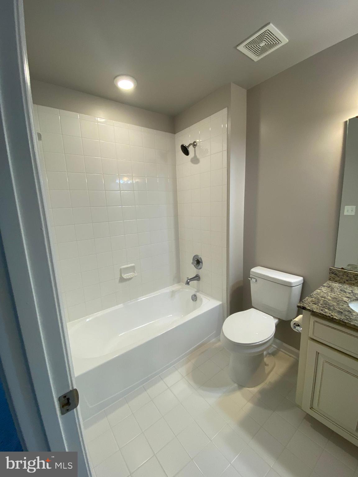 ESTATES AT LEE'S PARKE - Residential Lease