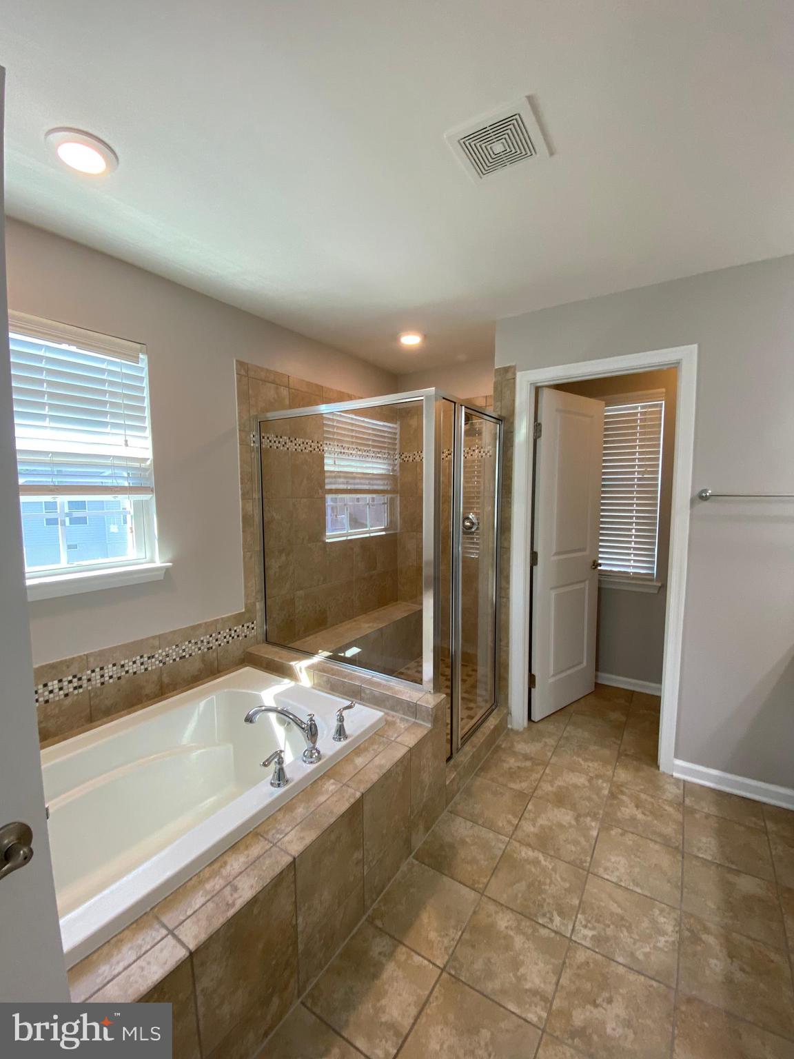 ESTATES AT LEE'S PARKE - Residential Lease