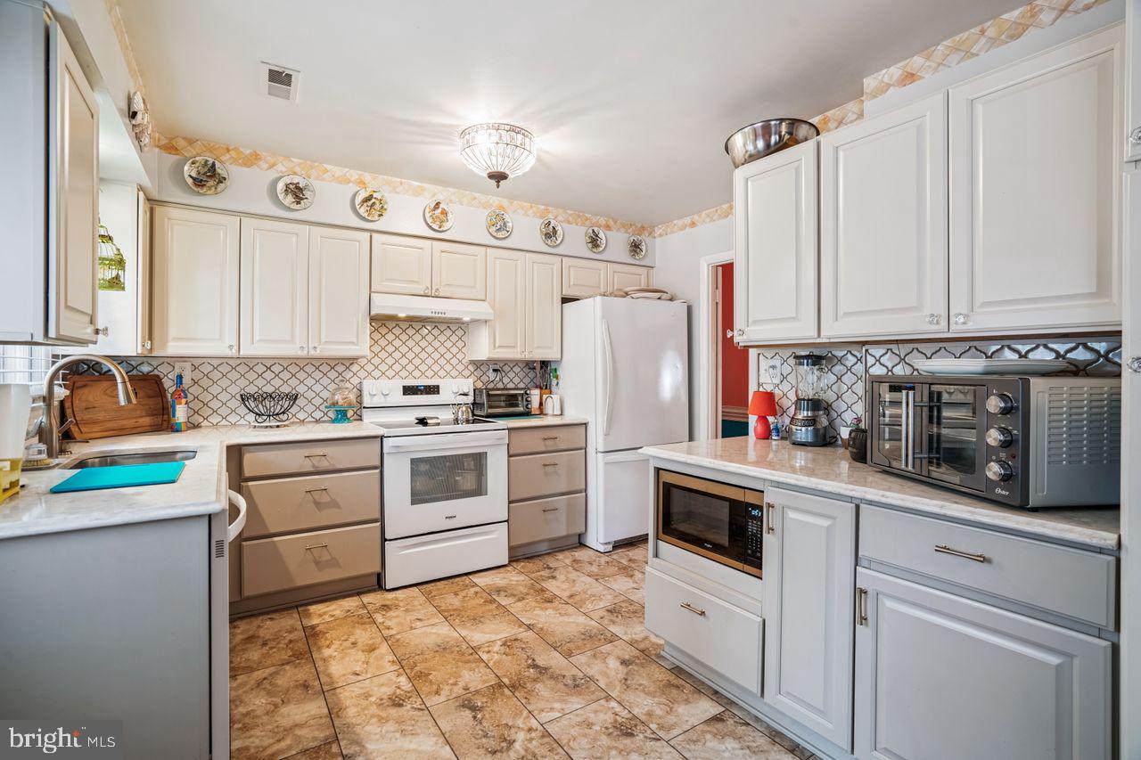 HILLMEADE MANOR - Residential