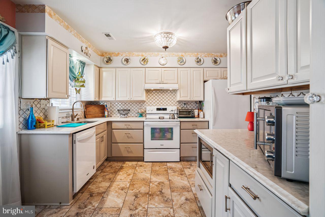 HILLMEADE MANOR - Residential