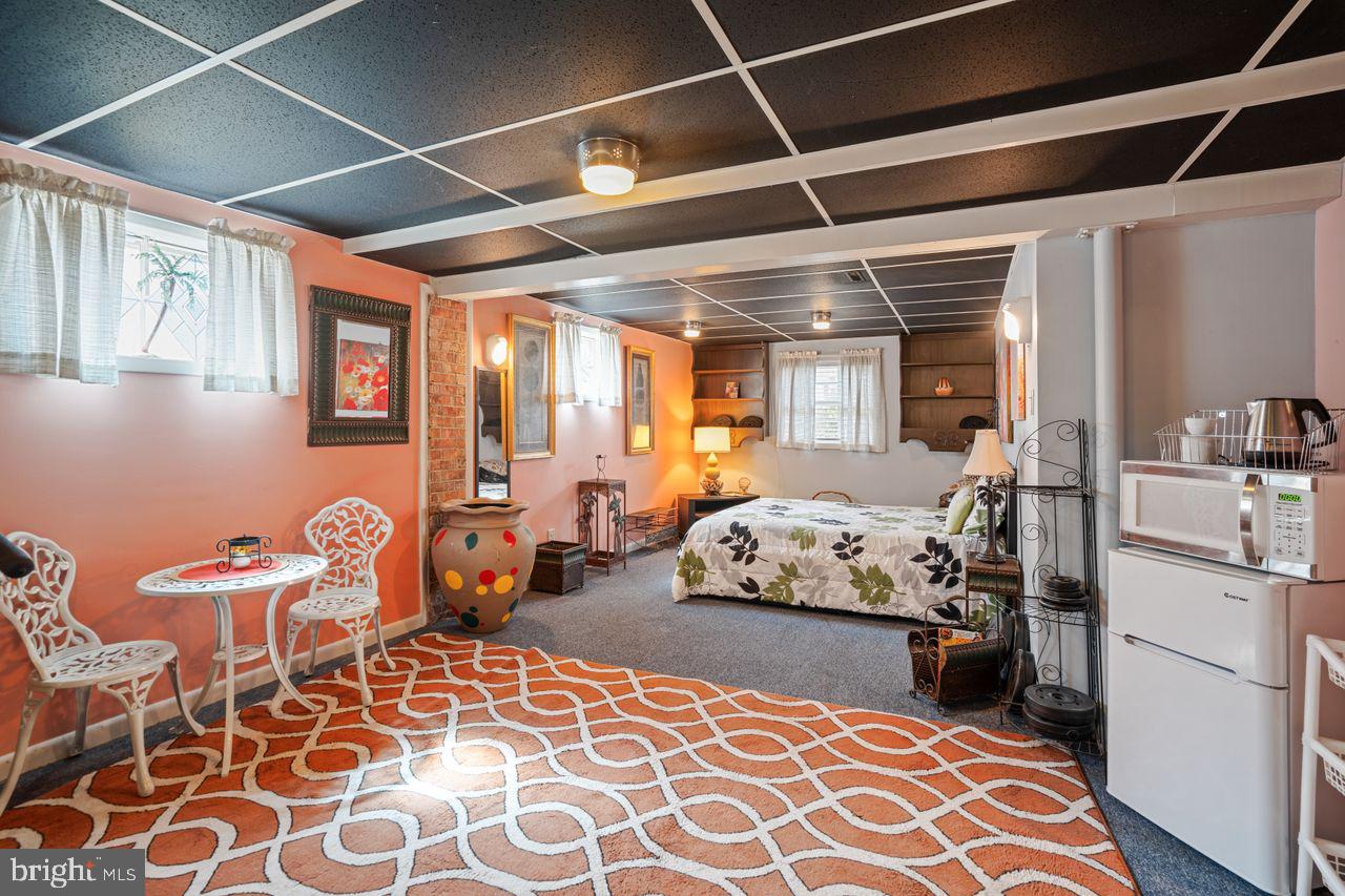 HILLMEADE MANOR - Residential