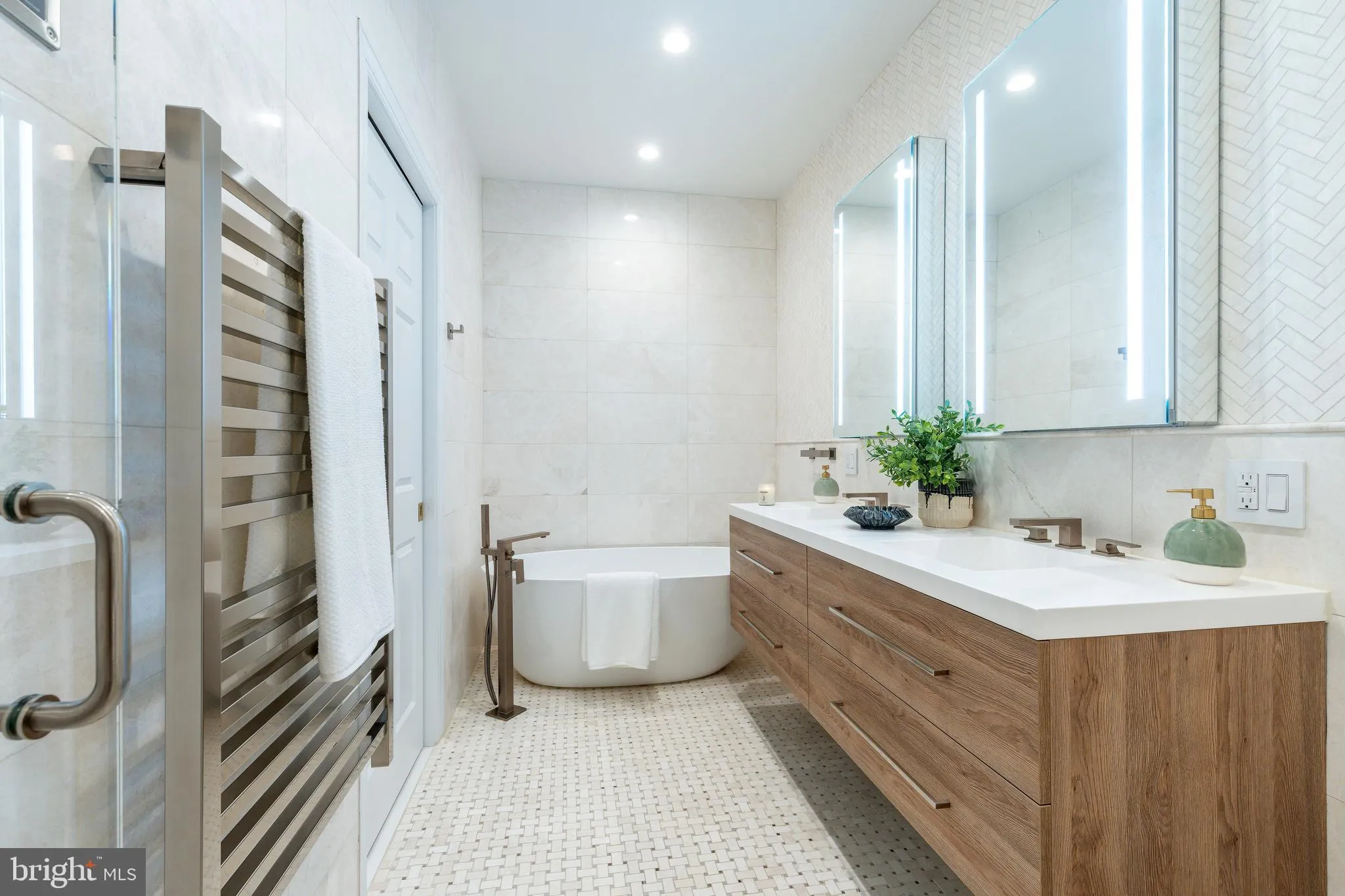 Philadelphia, Pennsylvania 19103, United States, 6 Bedrooms Bedrooms, ,7 BathroomsBathrooms,Residential,Coming Soon,223220