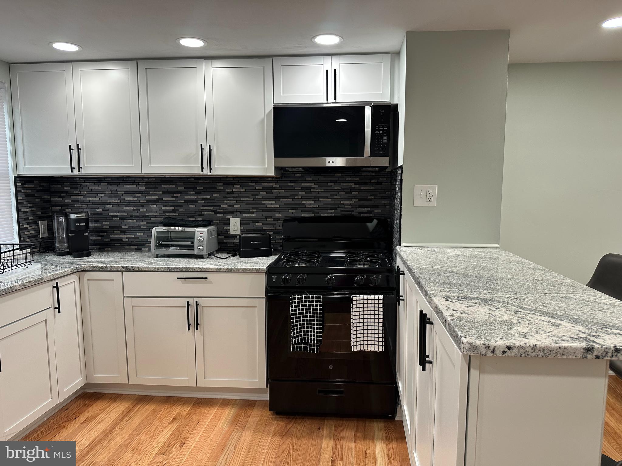 PORT RICHMOND - Residential Lease