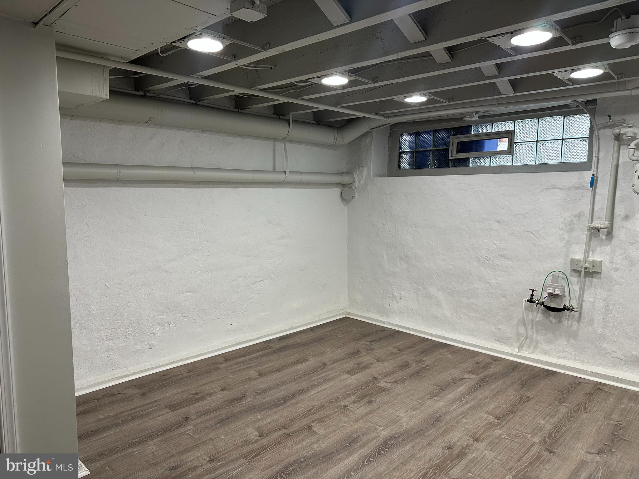 PORT RICHMOND - Residential Lease