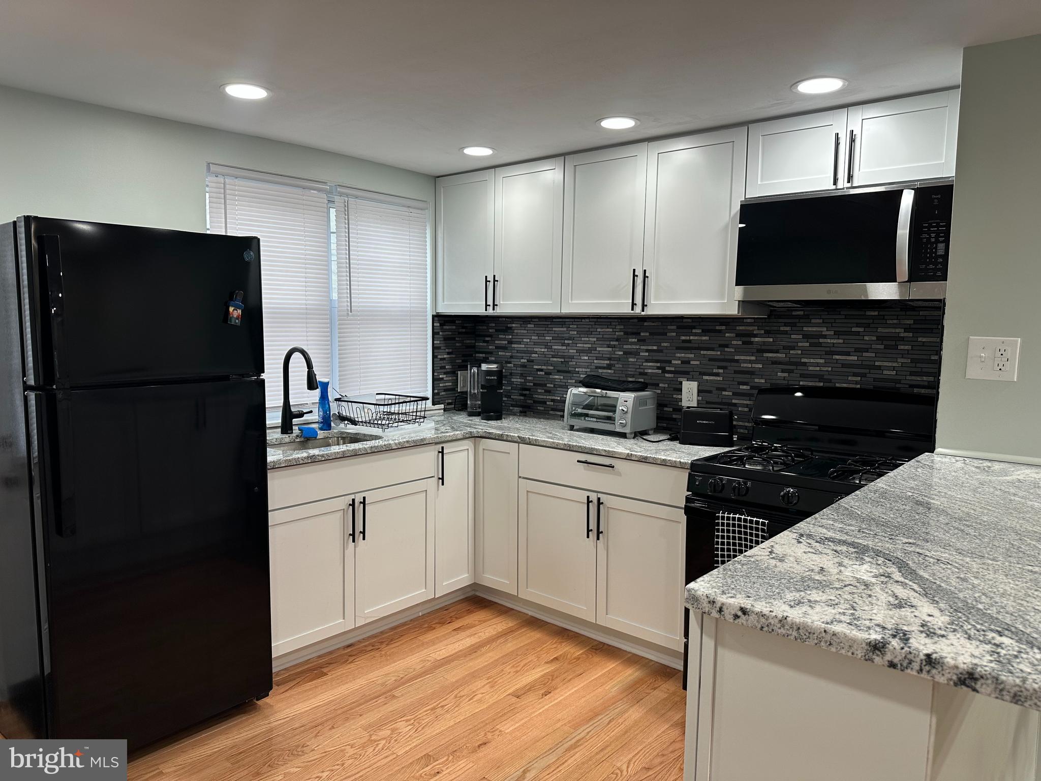 PORT RICHMOND - Residential Lease