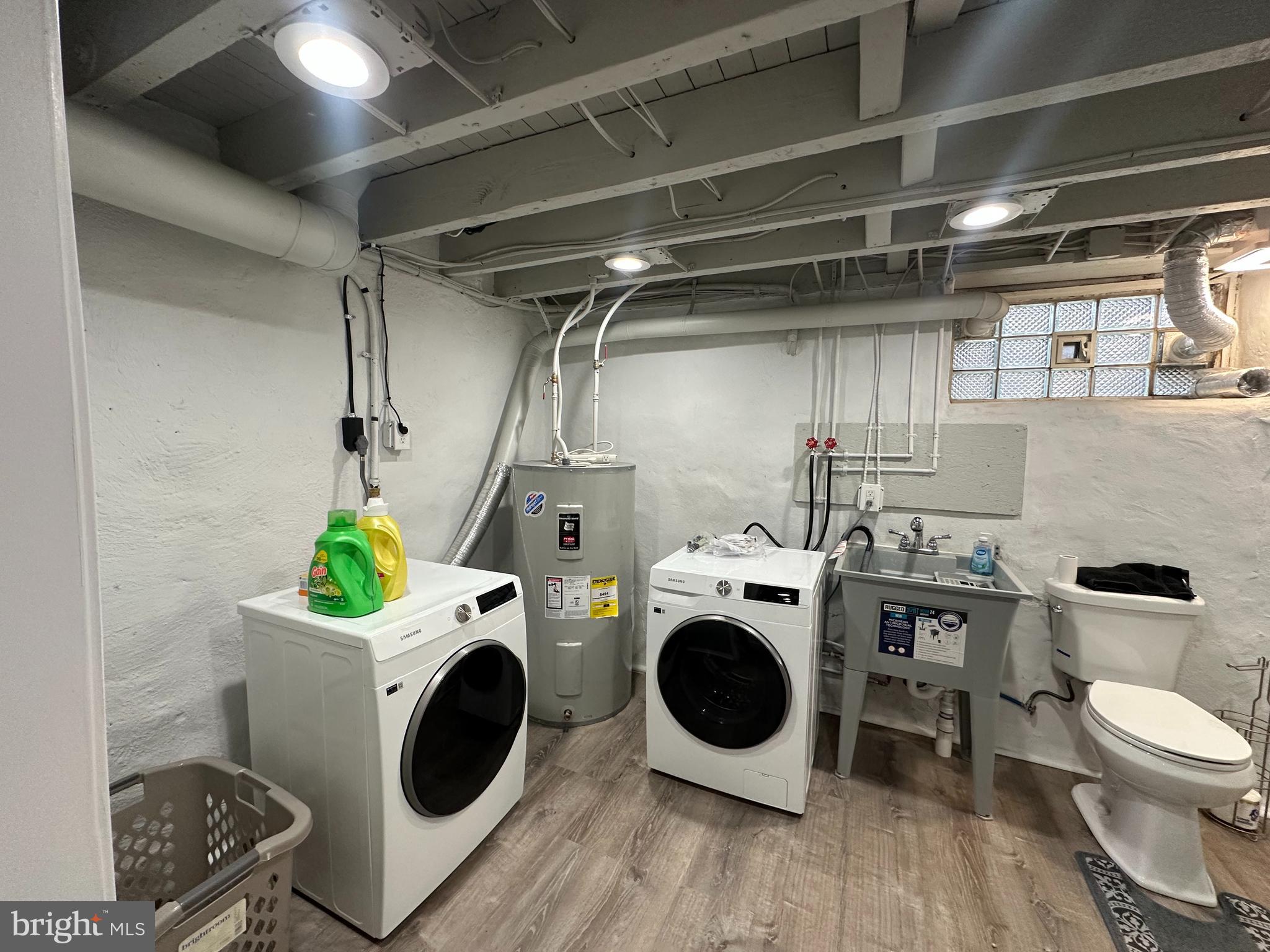 PORT RICHMOND - Residential Lease