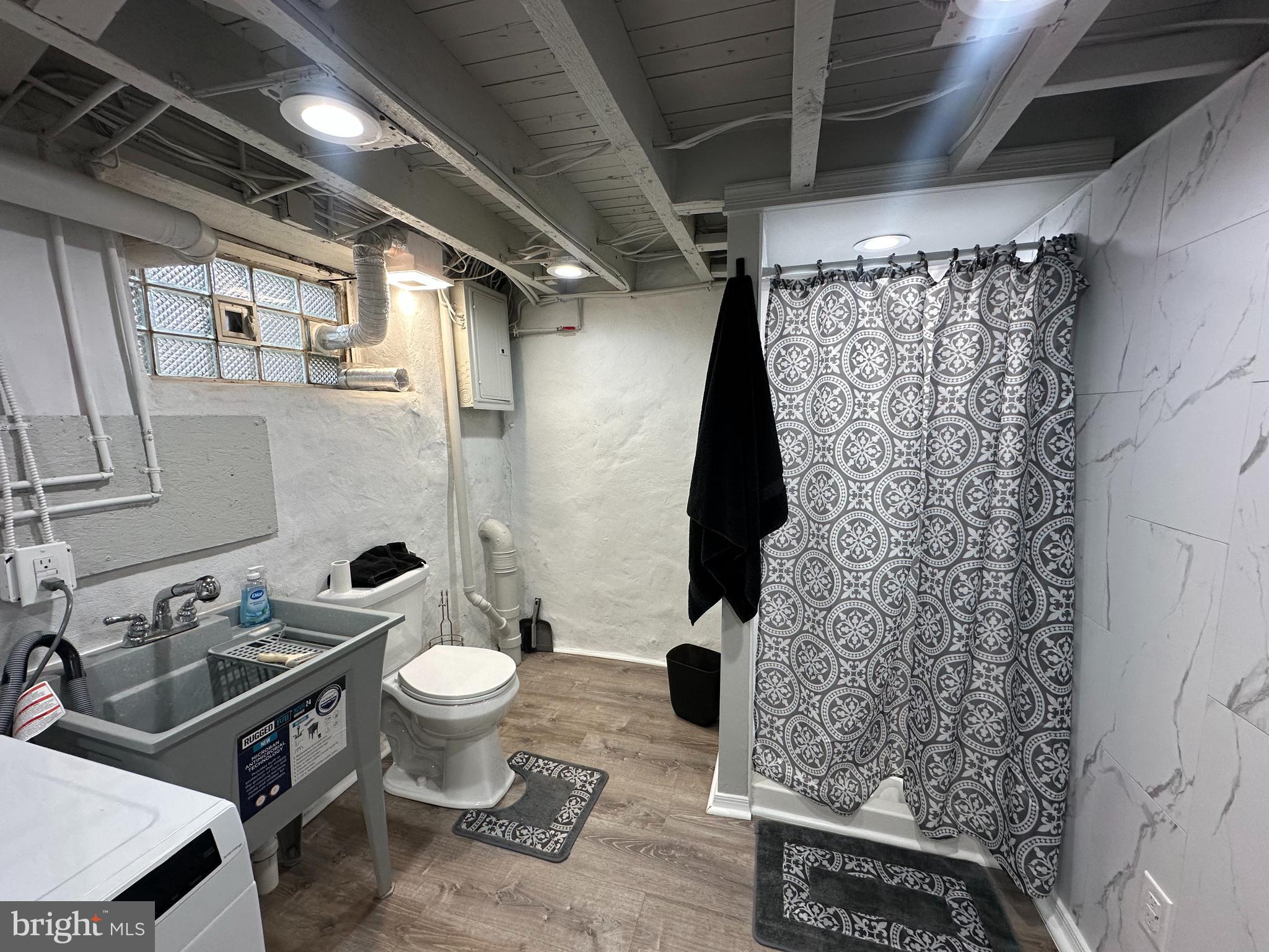 PORT RICHMOND - Residential Lease